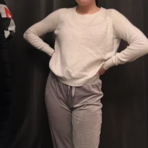 Tröja - Vit lite ”luddig” tröja i tunnare och väldigt mjukt material, aningen stickig för er som är känsliga för det. Väldigt mysig och passar till det mesta! 💘