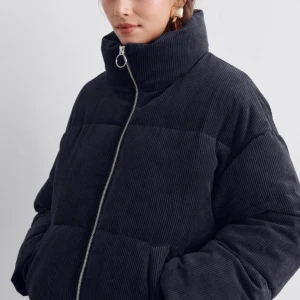 Manschester puffer jacka - Marinblå manschesterjacka, bra skick 