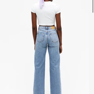 Snygga jeans ifrån Monki - Snygga vida jeans ifrån Monki i modellen Yoko🥰, storlek 38/S men passar 36 också, knappt använda och sitter riktigt snyggt, bilder ifrån hemisdan😊, de finns kvar skriv bara !!