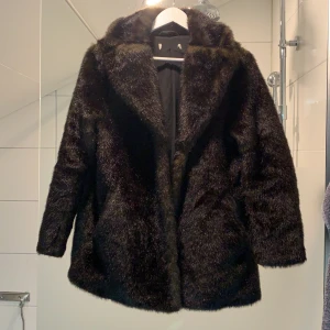 Fakepäls - I fint skick! Supervarm nu till vintern. Går att tvätta i 30 grader :)