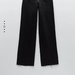 Jeans med hög midja Wide LEG FULL LENGTH - Super fina svarta jeans med hög midja wide leg full Length från Zara. Oanvända, prislappen sitter kvar. Råkade beställa 2. Kunden står för frakten. Storlek 36💗💗