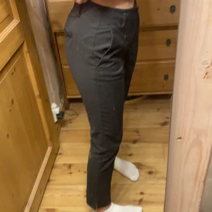 Svarta kostymbyxor  - Svarta kostymbyxor i storlek 34. Kommer ifrån Kappahl. Är i ett fint skick. Inte använt många gånger. 150kr exklusive frakt som ligger runt 63kr.
