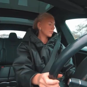 Jacka från zara - Säljer denna fina jackan från zara som Linn har på sig på bilden. Jackan är köpt förra året och är använd 1 gång. 