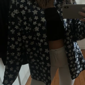Kavaj  - Säljer denna jättesnygga stjärnkavajen/jackan från Zara, aldrig använd så nyskick! Säljer då den inte kommer till användning. Skriv för fler bilder. Köparen står för frakt!