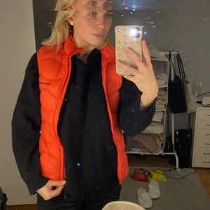 väst från peak performance  - Säljer min super fina väst från peak eftersom jag sällan använt den, så nästan som ny! Men extremt nice att ha i slalom backen eller på afterski😉 stolek S men passar Xs och M :)
