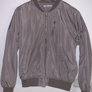 Bomberjacka  - Beige bomberjacka från Gina tricot