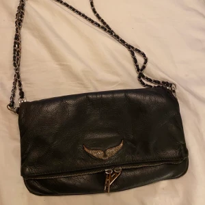 Zadig & Voltaire - Väska i använt skick men superfin! Kommer inte till användning längre. Buda i kommentarerna!