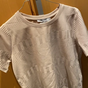 Beige T-shirt från nakd - Beige mönstrad T-shirt från nakd. Strl. S. Använd fåtal gånger