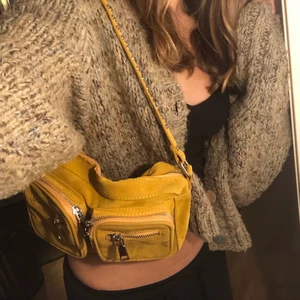 Väska från Noella - Superfin väska i en speciell färg som passar perfekt nu på hösten!!💛🧡💛 tycker det är svårt att framhäva färgen på väskan, men skulle beskriva den som senapsgul! Nypris 700kr, mitt pris kan diskuteras vid snabb affär