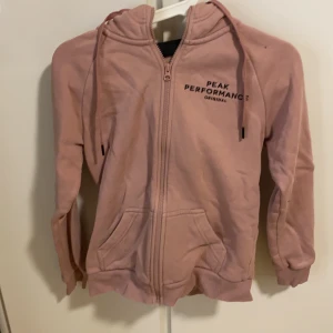 Koftor  - Två ganska nya peak performance koftor för ett pris. Det är olika modeller på dem. Med båda är jätte bra material självklart 