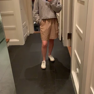 Kjol från Scotch & soda strl S - Kjol i fint skick från Scotch & soda, töjbar midja, använd Max 2 gånger, nypris runt 1000 kr, säljer för 550 kr eller bud.