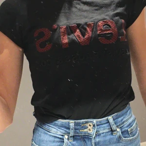 Levi’s T-shirt  - Säljer nu min svarta Levis tröja (som är fejk) eftersom den aldrig kommer till användning, använd 1-2 gånger💞 köpare står för frakt 🥰