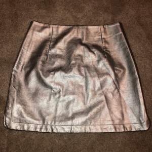 Silvrig ”skinn” kjol från Zara i strl S! Köpt för 400kr men säljer nu för 40kr + eventuell frakt (kan mötas upp)🤍 Bud:70 + frakt 