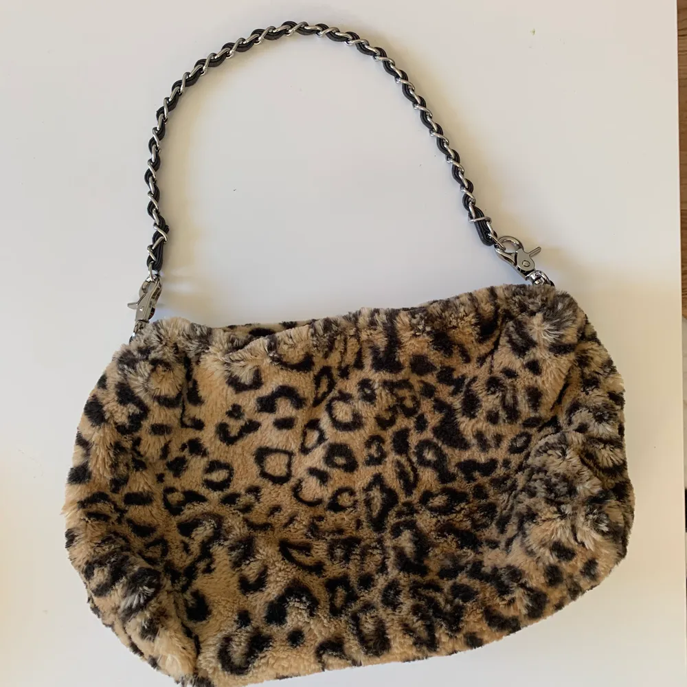 Leopard purse, bought from second hand so don’t know the brand but kinda dollskill style. Shipping is not included and check my other items aswell. 🥰💖⚡️. Väskor.
