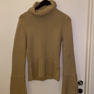 Stickad tröja Strolek XS - En stickad tröja vet dock ej vart den är ifrån, Storlek XS känns som en S/M, super skön å passar till nästan allt 