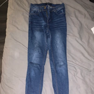 Stretch jeans  - Slitningar nertill 