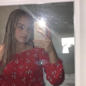 Topp - En röd gullig och somrig topp från hm. Nyskick pga har använt den endast ett fåtal gånger. Super gullig och går att matcha till mycket💕💕