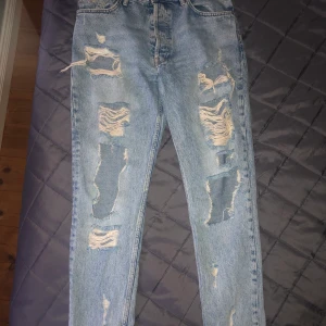 Slitna boyfriendjeans - Väldigt snygga jeans med slitningar och boyfriendmodell. Inte så stretchiga men dock väldigt bekväma trots det!! Köparen står för frakten (fraktkostnaden kan ändras)