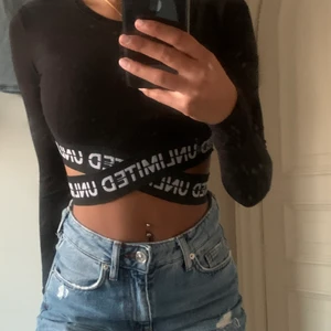 Svart topp - Jätte cool tröja att ha till festa eller vardag. Snygga detaljer!!💖 storlek:xs, nytt skick 