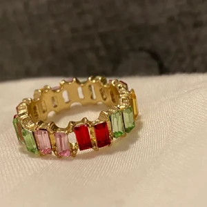 Ring - Jättefin ring från glitter som jag köpte här på Plick men den är tyvärr för stor för mig. Verkligen så fin!!   Storlek M. Köparen står för frakt!