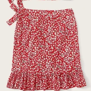 Röd kjol - Röd kjol som aldrig är använd. Har du frågor eller vill få fler bilder så skriv😊