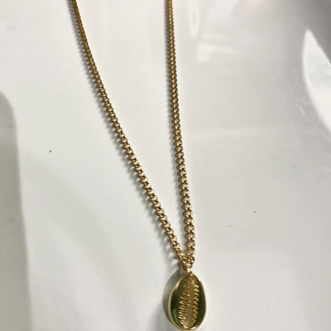 Guldfärgat snäckhalsband