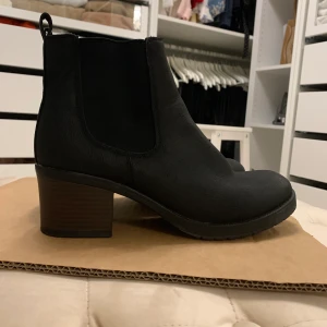 Svarta stövletter - Svarta stövletter med stabil klack. Syntet. Använda en gång. 