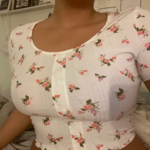 Topp - Säljer min superfina topp då den inte längre kommer till användning. Passar XS-M beroende på hur man vill att den ska sitta