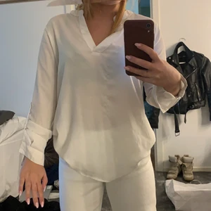 Blus från new yorker - Så fin vit blus ifrån Amisu köpt på new yorker, jättefin v ringning och fin i armarna 