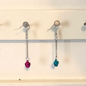 Örhängen med bjällror - Söta örhängen med små bjällror. Finns 8 olika färger att mixa och matcha med. De låter lite när man rör på huvudet men inte för mycket (enligt mig). Kontakta mig om du undrar något så svarar jag gärna 😊