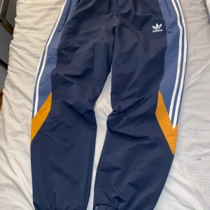 Adidas trackpants XL - Säljer adidas trackpants, så gott som nya.🪐 Pris kan diskuteras