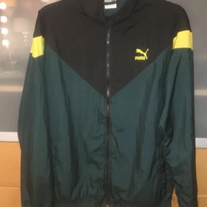 puma 90’s - jätte fin och jätte populär vindjacka passar bra nu till hösten inte använd så mkt den ska vara lite oversize drf köote jag den i storlek m
