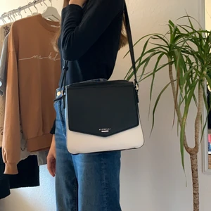 Äkta fiorelli väska - Jättefin äkta Fiorelli handväska som jag har fått i present men som jag inte använt någon gång. Den är alltså i helt nytt skick! Har justerbara remmar, tre stora fack och nästan 15 pratiska småfack. Den kan stängas med både dragkedja och en knapp. 👜😍 Frakt tillkommer❤️