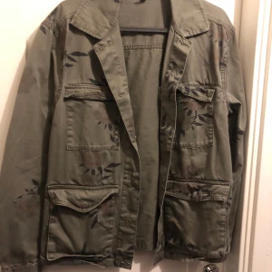  Jeans jacka  - Använd få tal gånger. Passar 36-40. Kom privat för fler frågor eller bilder🥰