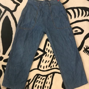Bekväm blå jeans  - Bekväma jeansbyxor men stora fickor och gullig knapp! Köparen betalar frakt! Tar Swish 