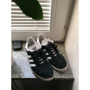 Adidas Gazelle  - Säljer ett par klassiska adidas gazelle skor i storlek 38.5. De är i använt skick men har mycket kvar att ge. Möts gärna upp i Malmö annars tillkommer frakt 💌