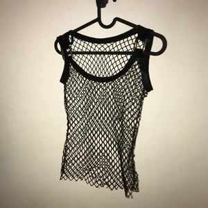 Nättopp med spännen  - Svart nättröja med spännen. Köparen betalar frakt! Tar Swish 