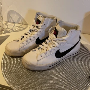 Nike sneakers  - Säljer mina Nike som är i bra skick men lite smutsiga i sulan. 