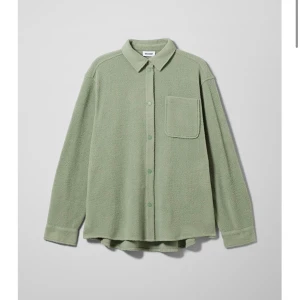 Fleeceskjorta från Weekday - Intressekoll på min nyinköpta och mysiga oversized fleeceskjorta från Weekday. Så snygg grön färg och jätteskön men kommer tyvärr inte till användning 💚 Bud från 400 kr + frakt (säljer endast vid bra bud)