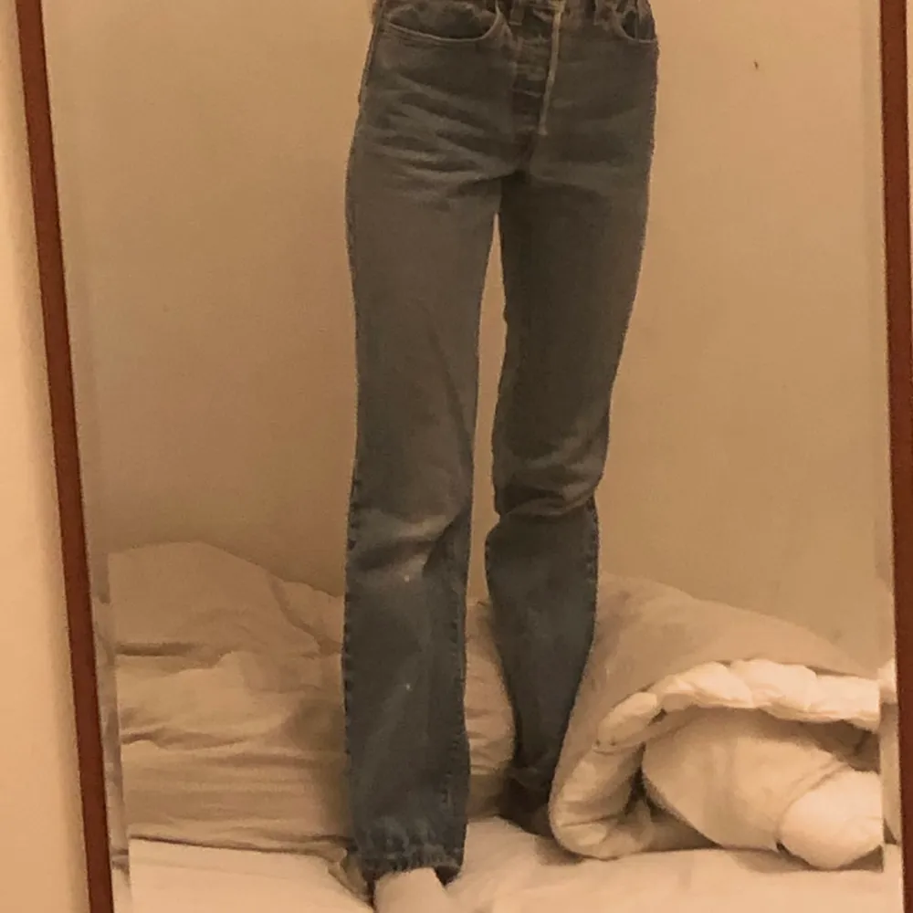 Ljusblå vintage Levis jeans. Jag har strl: XS/S, 34, W:24 L:32 jeansen är egentligen enligt taggen W:28 men tror inte rkt den storleken motsvarar jeansen riktiga storlek. (Jag är ca 168). Jeans & Byxor.