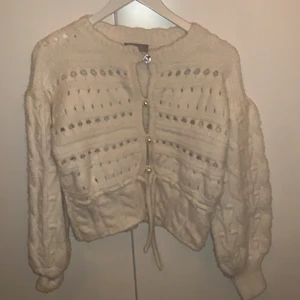 Stickad kofta  - Stickad kofta med knappar, oanvänd, köpt från asos i sommras.