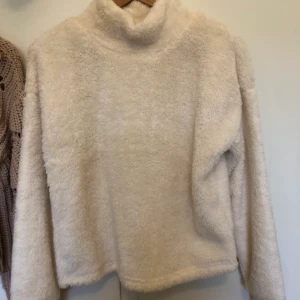 Fluffig tröja - Vit fluffig tröja i ett jätteskönt material, perfekt när det är kallt! Använd och tvättad en gång men inget som märks. Storlek Xs men är lite oversize. Köpt för 300 kr men vill bli av med den snabbt pga flytt därav det låga priset. Frakt tillkommer, skriv om ni har några frågor eller vill ha fler bilder!💕