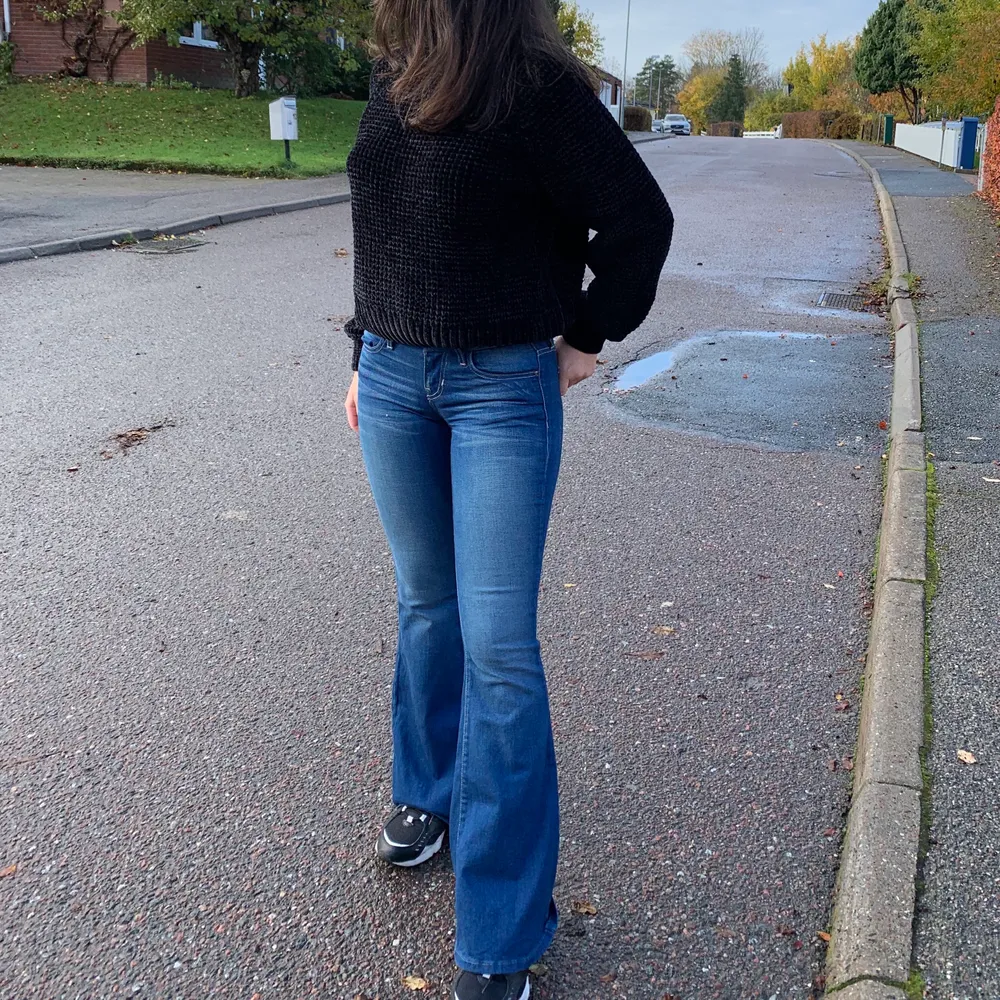 Bootcut byxor från Guess i storlek 25. Jag har storlek 36/28 i byxor (ibland 27 beror på modellen) och är 1,63 m lång, och dessa passar mig bra, lite förvirrande att de är i storlek 25. Frakt ingår ej men kan mötas upp❣️⚡️. Jeans & Byxor.