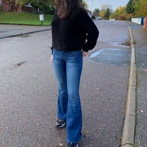 Byxor från Guess - Bootcut byxor från Guess i storlek 25. Jag har storlek 36/28 i byxor (ibland 27 beror på modellen) och är 1,63 m lång, och dessa passar mig bra, lite förvirrande att de är i storlek 25. Frakt ingår ej men kan mötas upp❣️⚡️