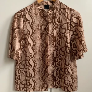 Gina Tricot skjorta - Djurmönstrad kortärmad skjorta. Storlek 36/S. Använd fåtal gånger.