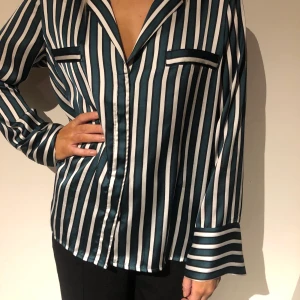 BLUS - Blus från Gina Tricot. Passar S/M💚 köpare står för frakt 