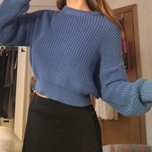 Blå stickad tröja - Kort formad stickad tröja. Blå. Jätte fin, säljer för att jag inte trivs i tröjor som är kortare runt midjan. Men jätte fin färg och skick. Kan FaceTimea när jag skickar paket för trygg handel. 
