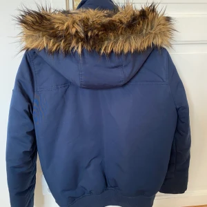 Hollister jacka  - Säljer min hollister jacka som är i Xs men sitter som en S är runt 170 något det är en unisex jacka så tjejer och killar kan köpa den man kan använda appen swish 