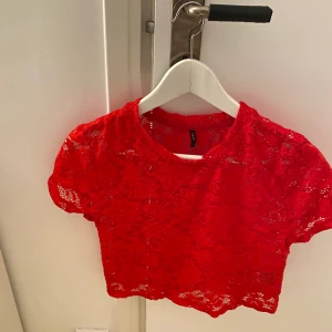 Röd spets topp  - Magtröja, röd spets 