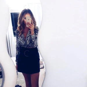 Leopard topp - Skitsnygg topp i en grå/vit/svart leopard! Bra skick, knappar framtill och i ärmen. 